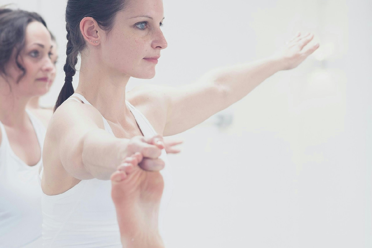 Camminare regolarmente dopo i 50 anni migliora la salute con 15 benefici per corpo e mente