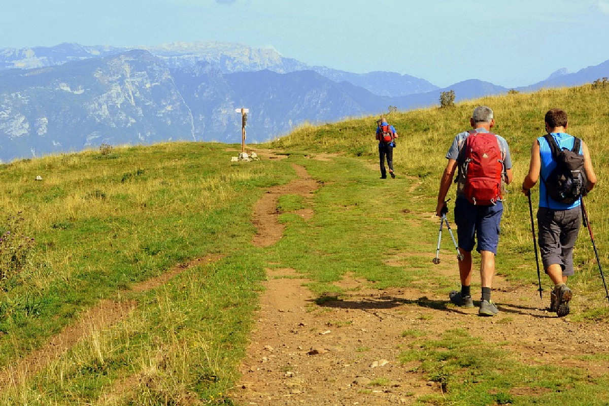 Camminare regolarmente dopo i 50 anni migliora la salute con 15 benefici per corpo e mente