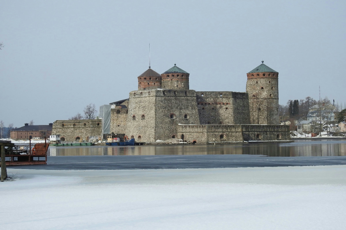 Il castello medievale di Olavinlinna sul lago finlandese tra storia e leggende antiche