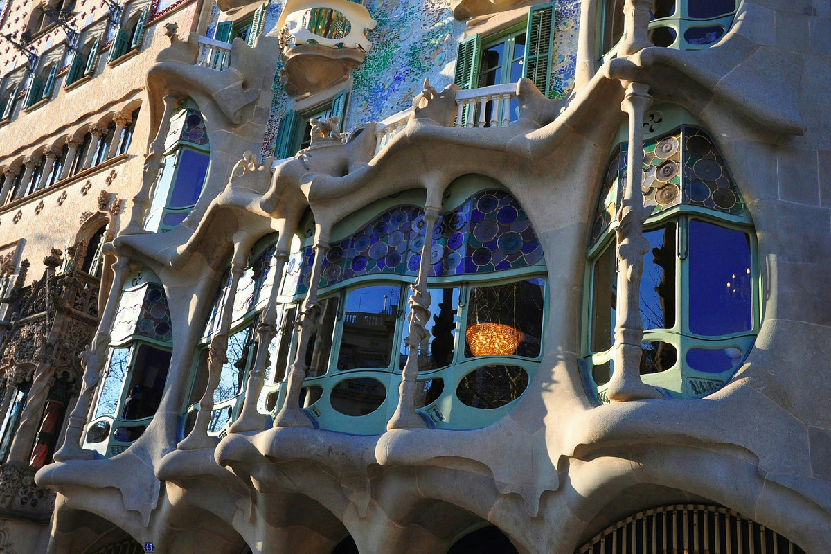 La magia natalizia illumina Casa Batlló, il cuore luminoso di Barcellona d’inverno