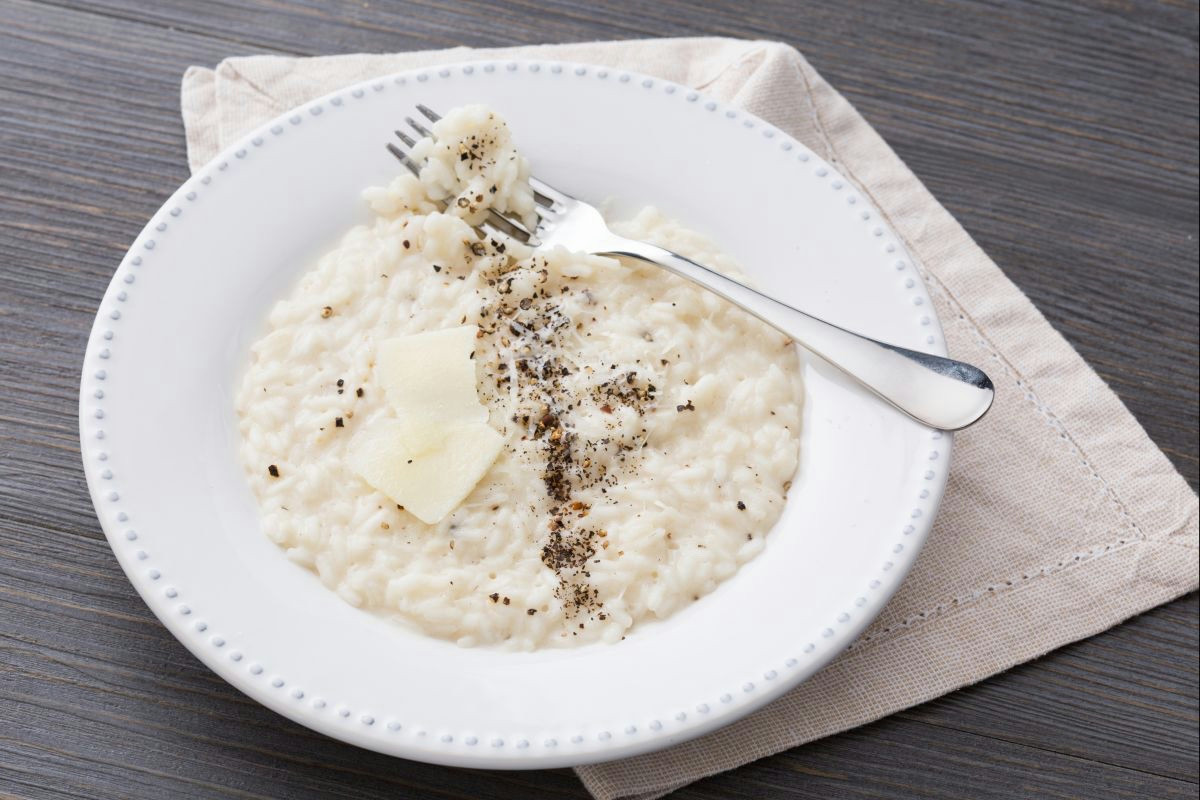 Il risotto cacio e pepe cremoso: il piatto ideale per scaldare le serate d’autunno