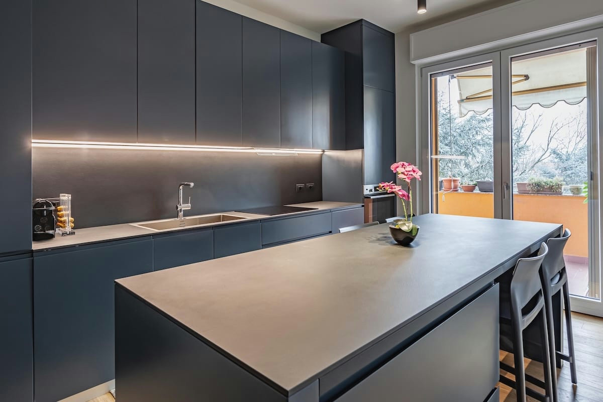 Trucco perfetto per rendere funzionale la zona lavoro in cucina senza cambiare gli arredi esistenti