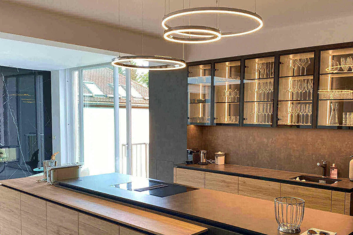 17 soluzioni illuminate per lampadari moderni in cucina che valorizzano ogni ambiente