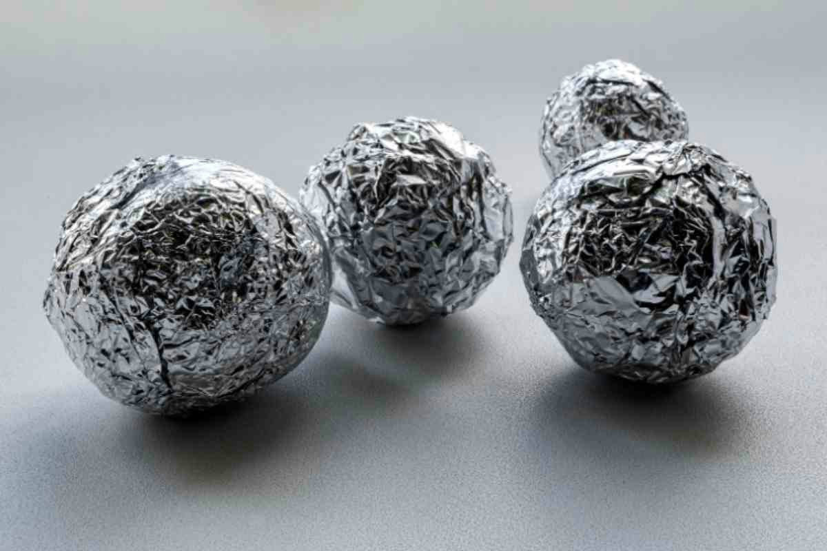 Il balcone sempre pulito senza sforzi: quale scarto usare con la carta stagnola per proteggerlo