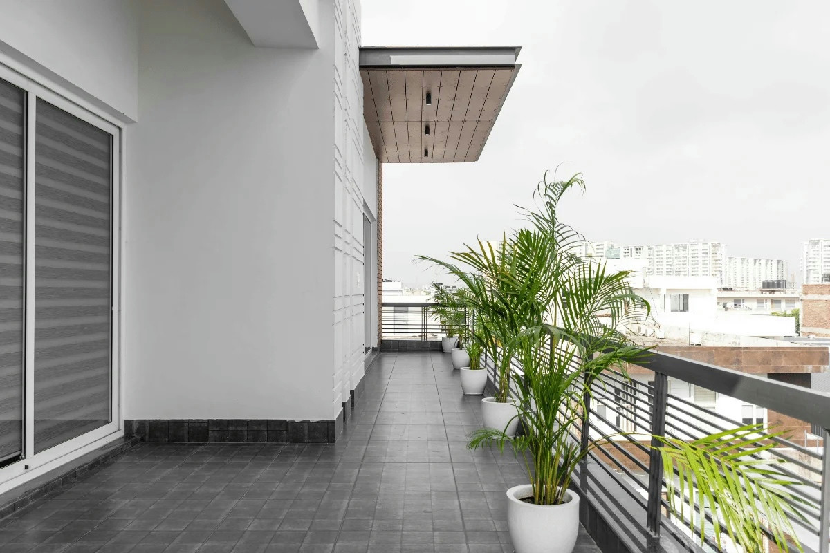 Il balcone sempre pulito senza sforzi: quale scarto usare con la carta stagnola per proteggerlo