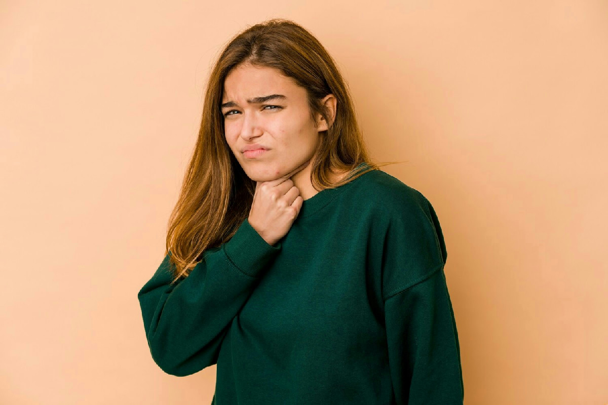 Cinque alimenti da evitare per ridurre il fastidio e il bruciore alla gola velocemente