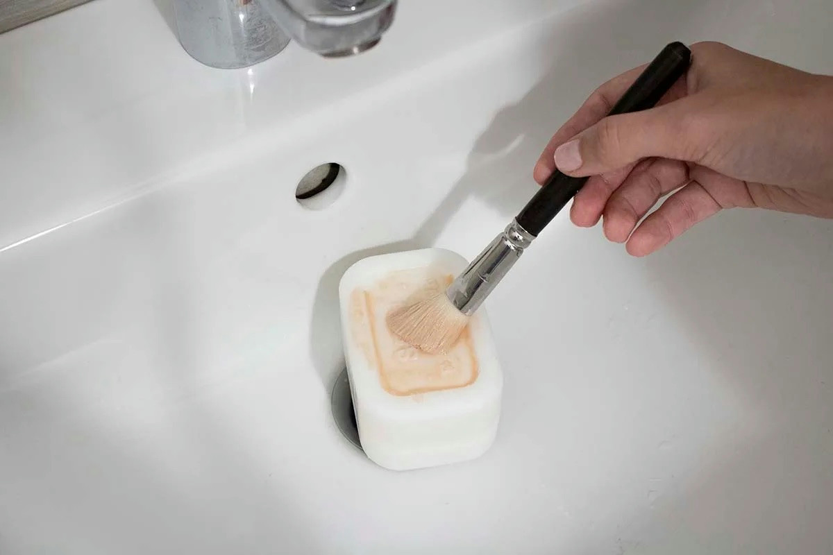 Make up e pelle in crisi: perché questi prodotti causano brufoli, arrossamenti e danni cutanei