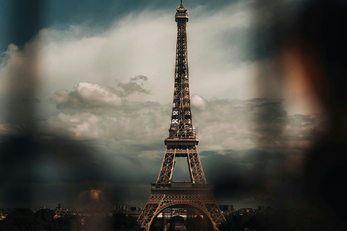 Parigi sotterranea: esplorazione tra tunnel e ossa in un mondo segreto sotto la città luminosa