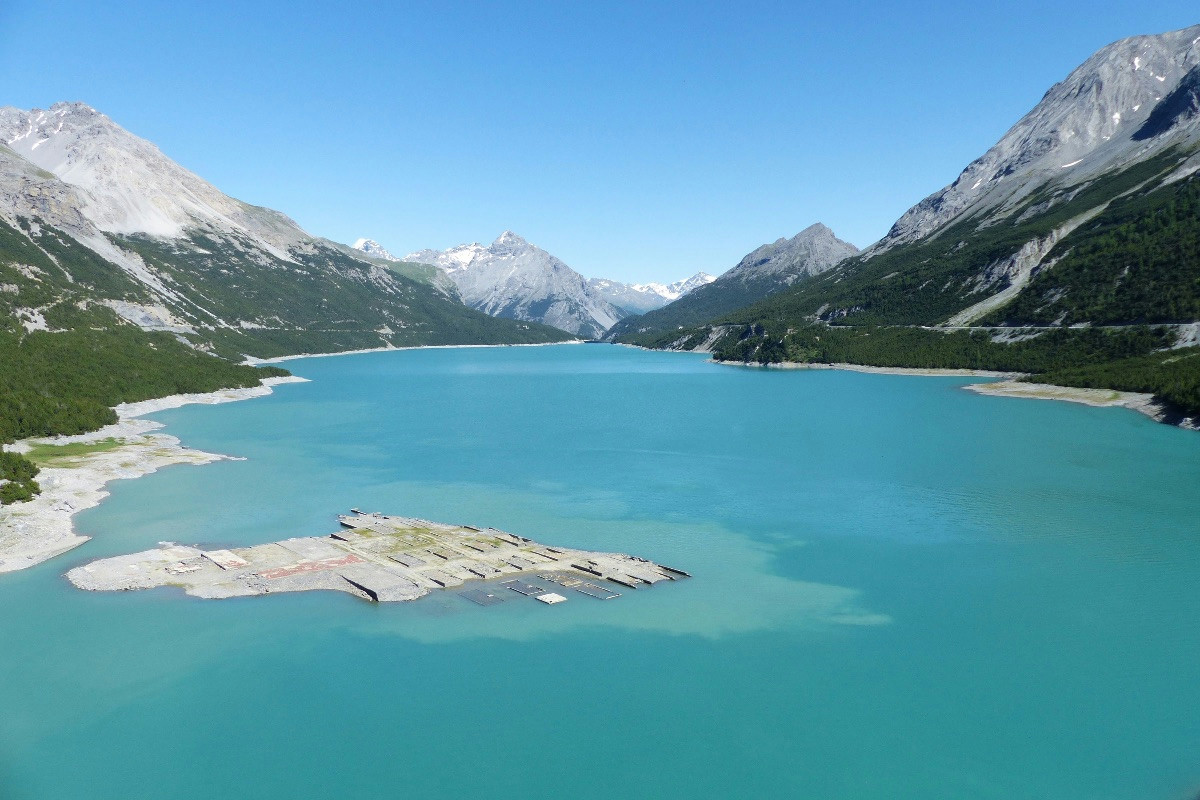 Passeggiata facile tra laghi verde smeraldo: l’escursione perfetta in quota per tutti