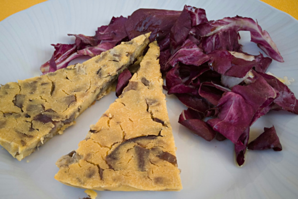 Quando la tradizione incontra l’originalità: farinata con stracciatella, radicchio e funghi grigliati