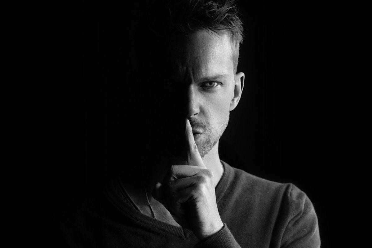 Relazioni tossiche: 5 segnali per riconoscere il partner narcisista e liberarsene senza rimpianti