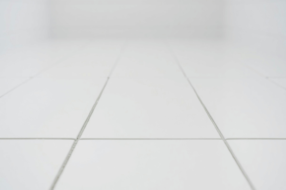 Se le fughe del pavimento non tornano chiare, ecco il trucco semplice che rivoluziona il tuo bagno